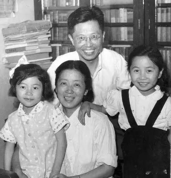 1948年上海机场，高官父亲苦求女儿登机去台湾，女儿死活不肯：我要等丈夫，结果这