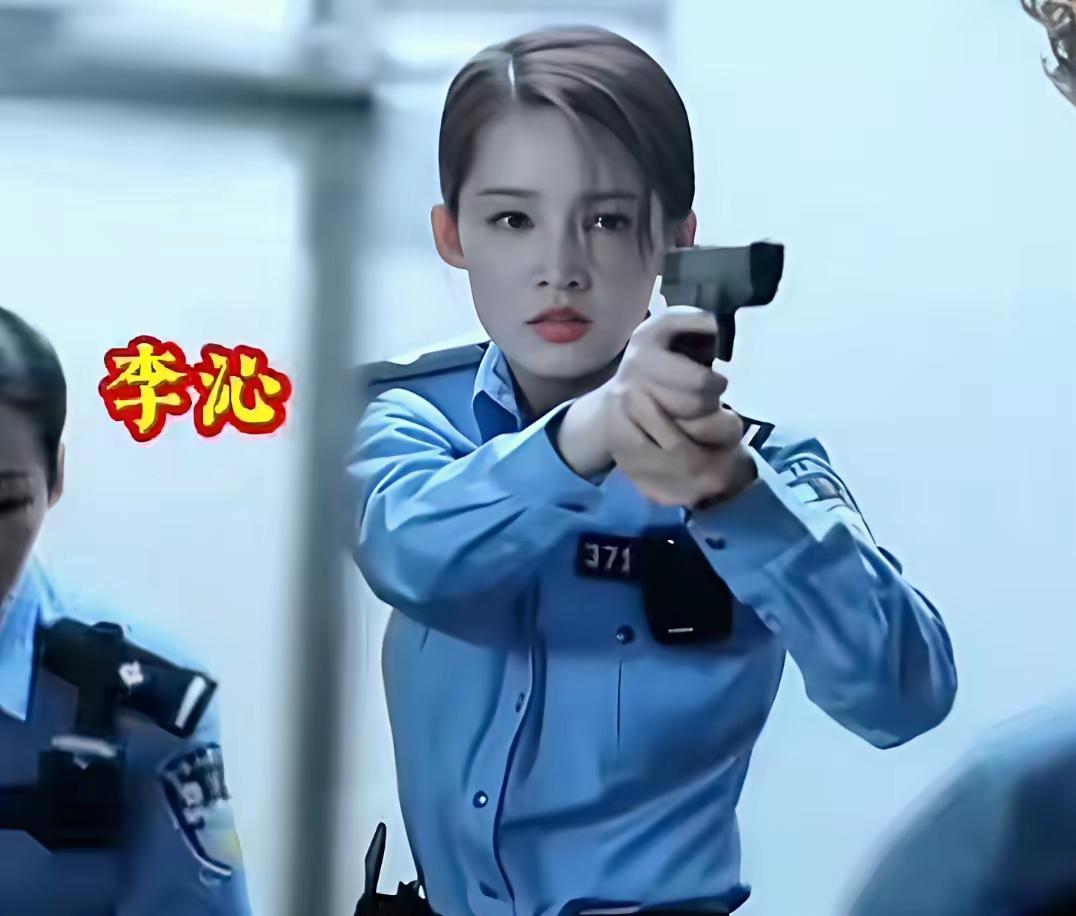 李沁的警察容易让歹徒起歹心[比心]我喜欢杨紫。但警察造型还是李泌更胜好几筹。