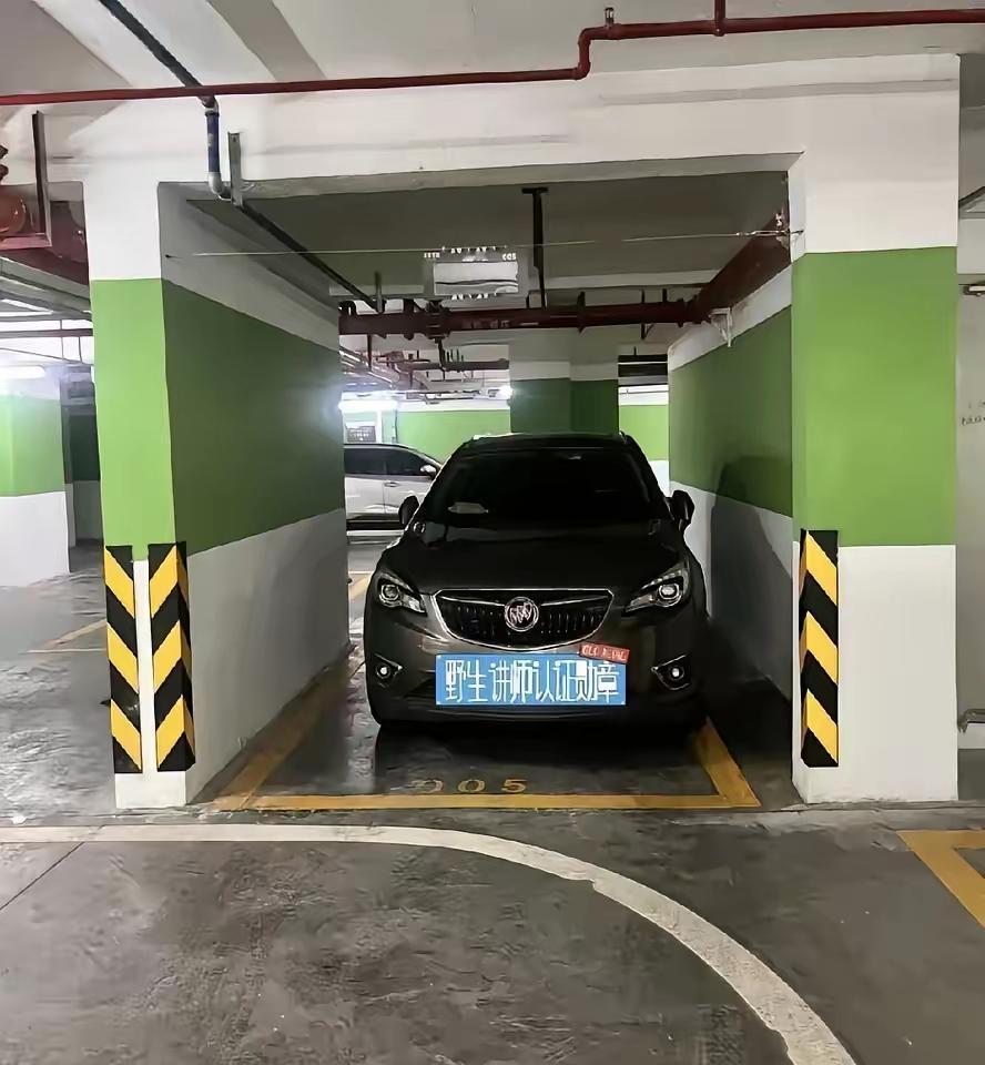 花18万买的专属车位，被逼到焊起两米高的铁皮墙？这业主是忍到极限，还是太冲动了？