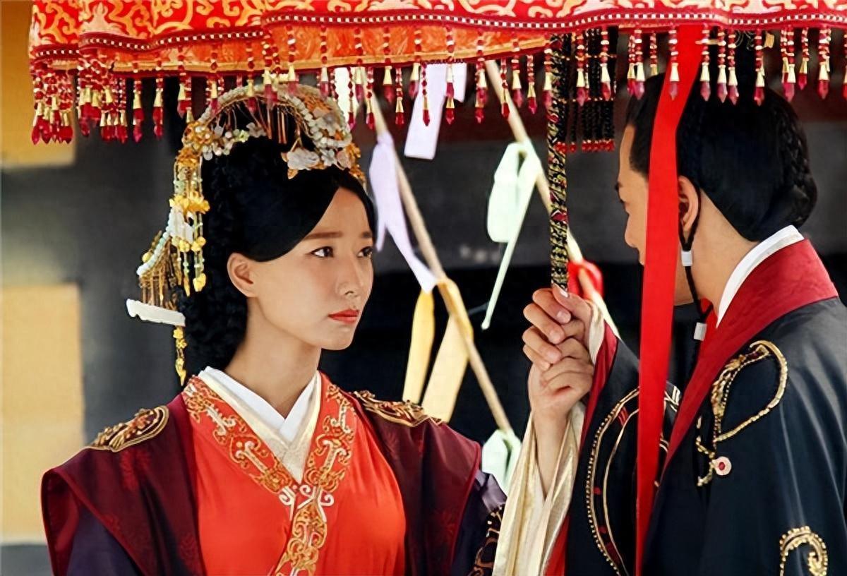 一位正位中宫三十八年的皇后,死后竟被装进薄棺草草埋葬;一位从未当过皇后的宠妃,却