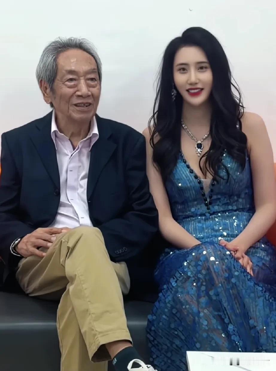 王奎荣80岁了，本是退休的年龄，安享晚年，还要接戏补贴家用，老婆饶芯语比王奎荣小