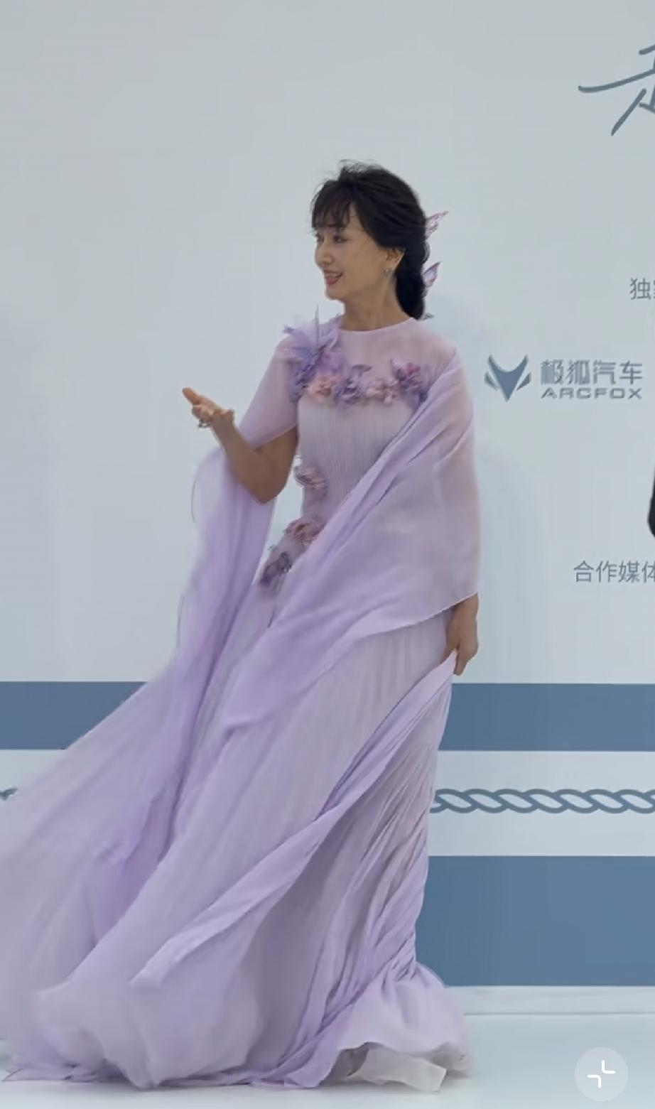 8月7日，赵雅芝现身三亚参加费加罗超级假日活动，以一身淡紫色长裙子亮相，感觉她的