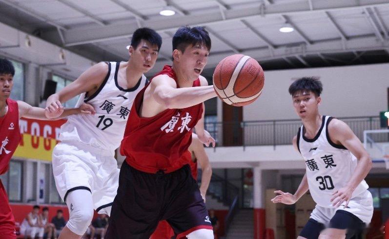 好久不见！广东U22全运男篮最近在深圳队训练馆进行集训备战，还跟半职业的群众组打