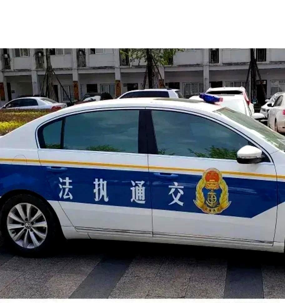 清理行政执法队伍，尤其是取消事业编工勤人员的执法资格。事业编工勤人员一般都是