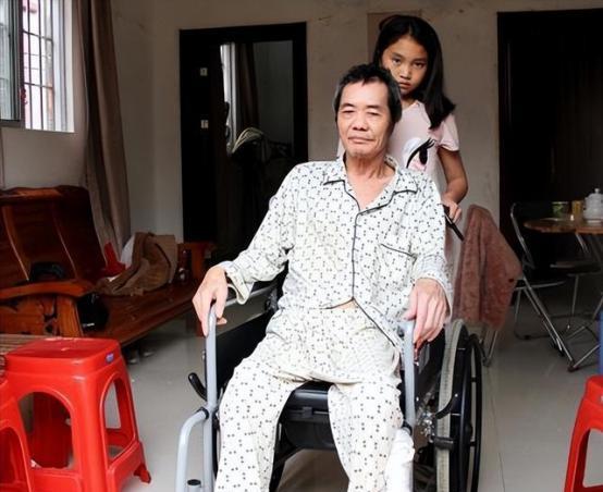 2009年，广东一男子在医院陪护刚流产的妻子，谁知在病房外抽烟时，竟意外发现一名