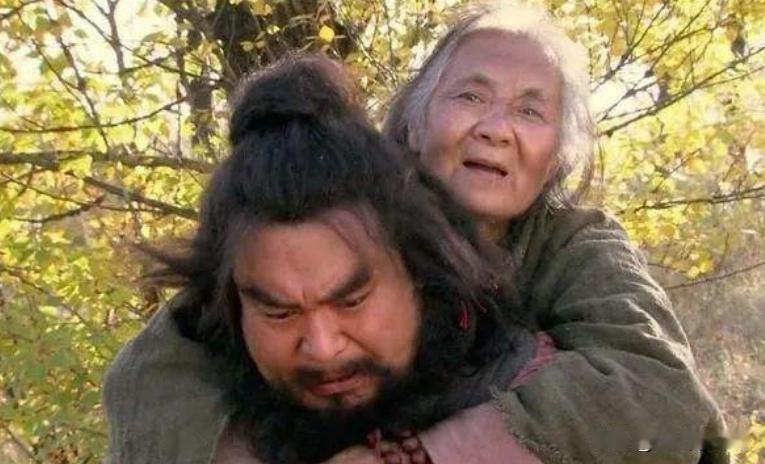 李逵在外面浪荡多年，从来不知道回家。看到宋江接来老爸，他忽然想起自己也有老娘。