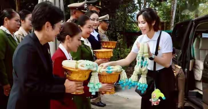 泰王妃子中，诗妮娜应该是福报最大的，毕竟泰王唯一的继承者和她关系很好呀。哪天提帮