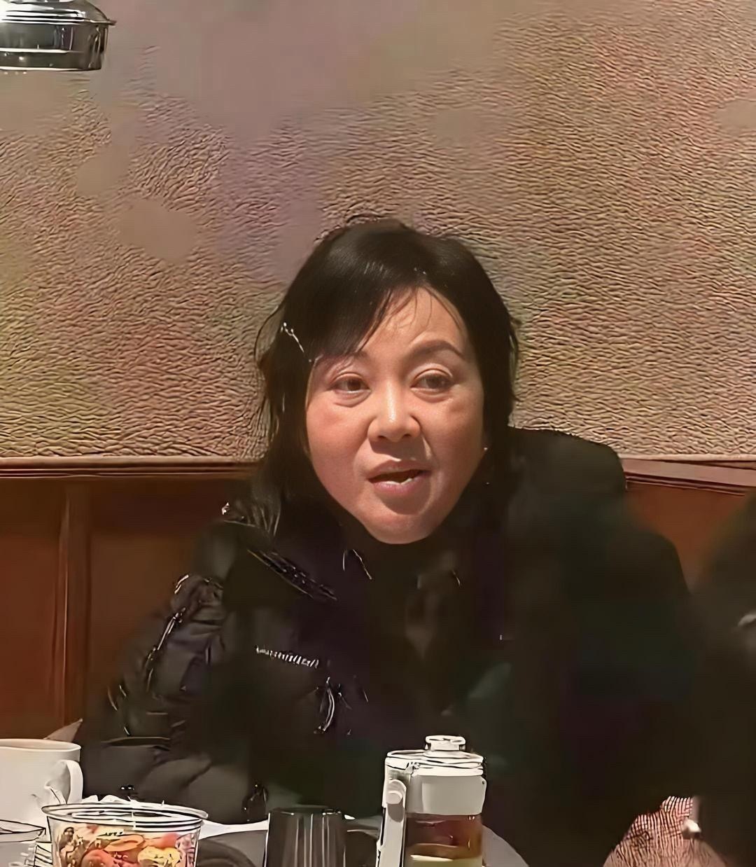 卸了妆的闫妮，自在的和朋友一起吃饭，脸上不见一丝局促，那份松弛感，真的太让人羡慕