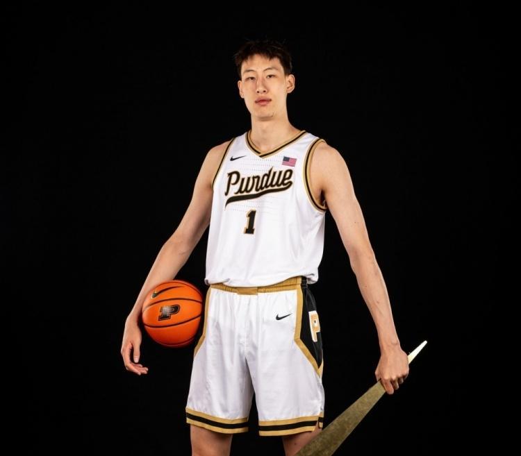 防守型中锋！郇斯楠未来有望冲击NBA首轮选秀！今年仅有18岁我的我国球员郇斯楠
