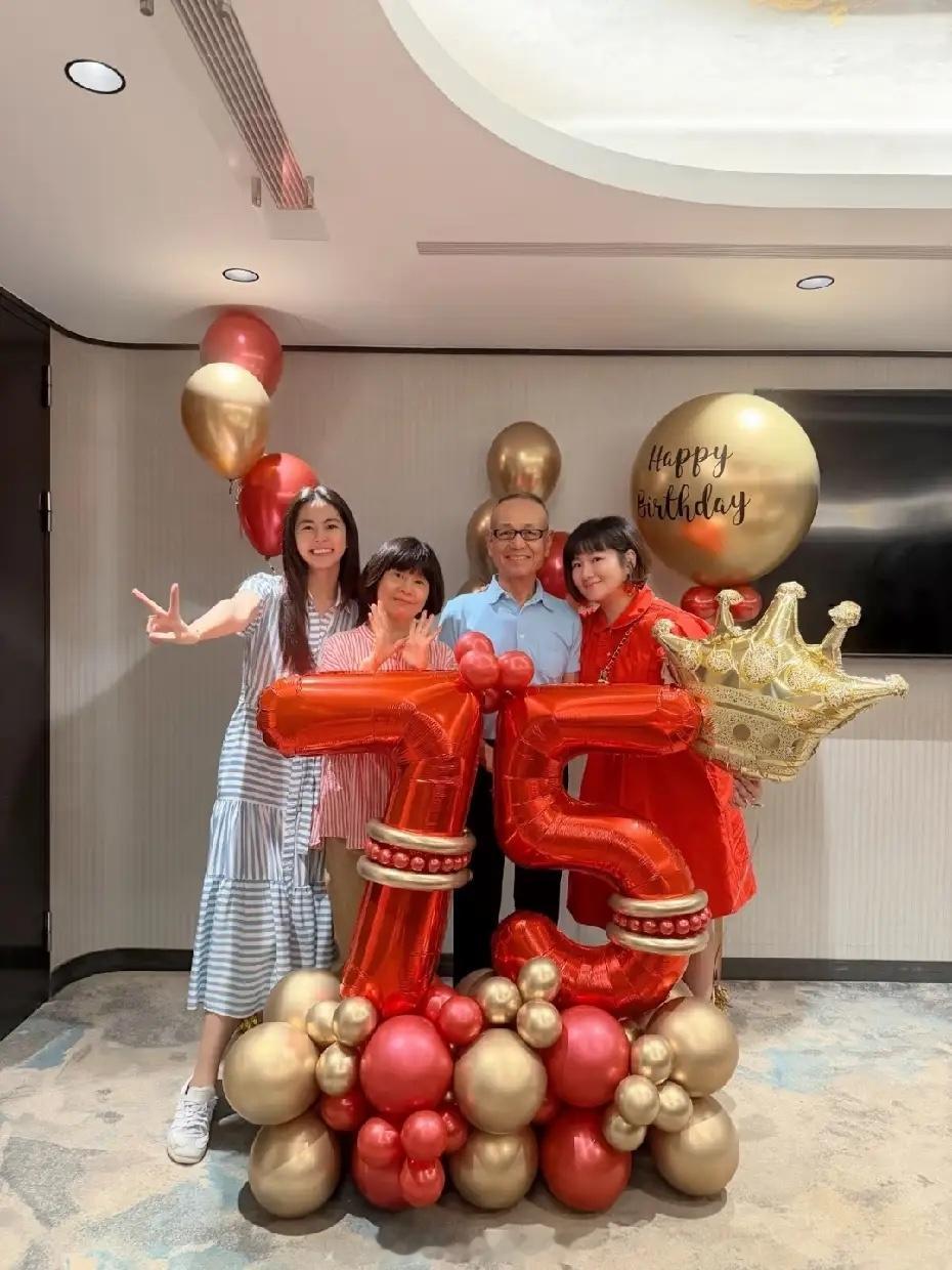 任家萱和妹妹，为老爸庆祝75岁生日！还拍了全家福，真的好温馨啊，一家人健健康康的