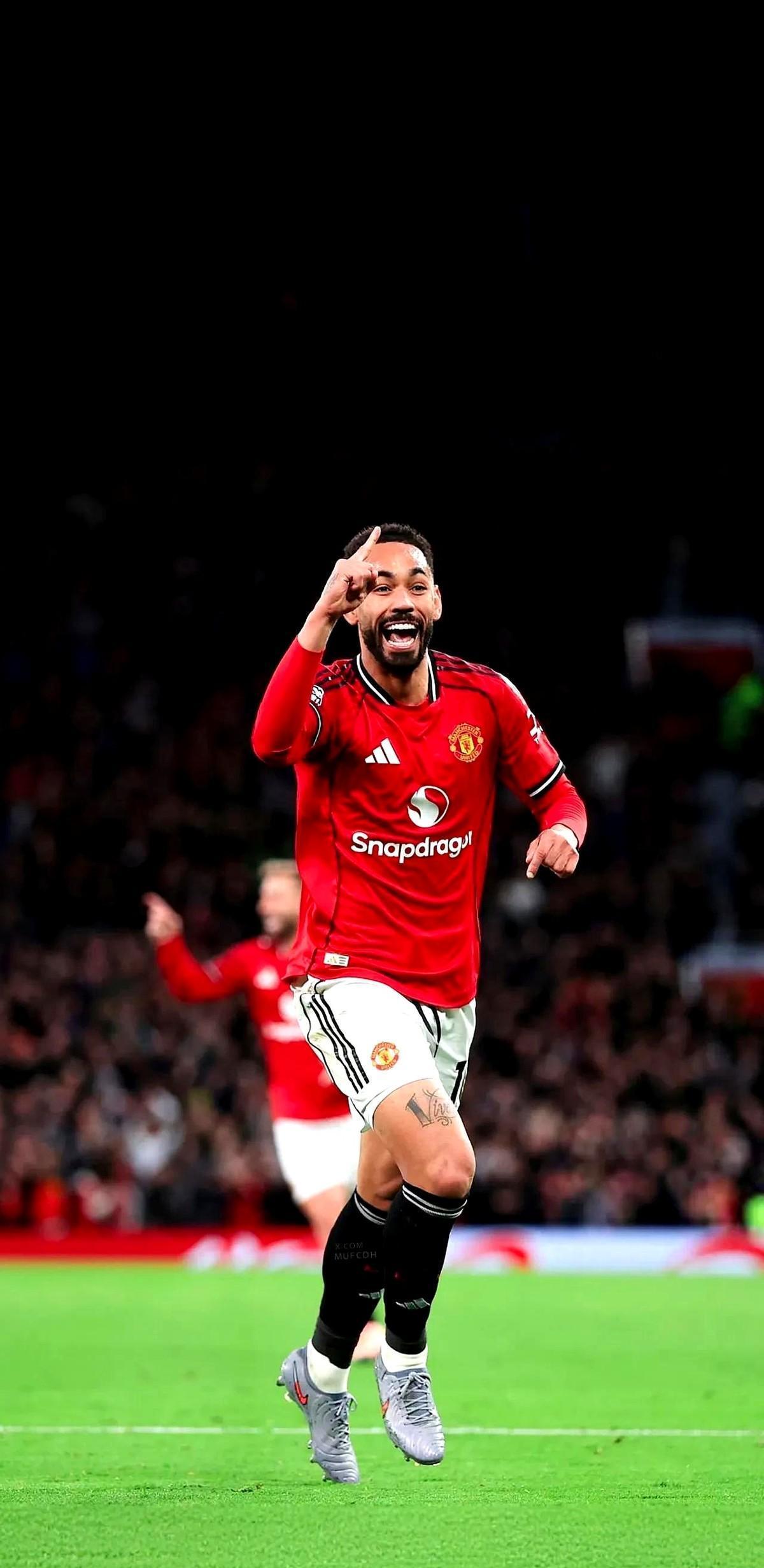 把记者话筒推开时，滕哈格指甲缝里还留着草皮碎屑。更衣室白板上没画战术，只写着一