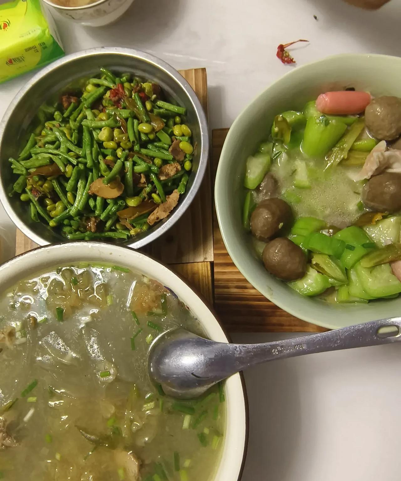 他才45岁呀，怎么会这样！结婚二十多年了，一直在农村和公婆住一起，婆妈经常把