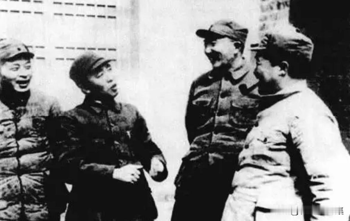 1949年3月，西柏坡七届二中全会期间的，左起依次是：李井泉（中共中央晋绥分局书