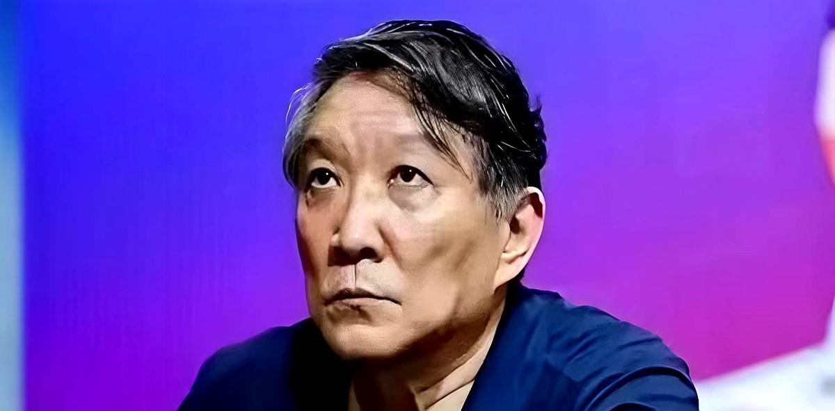 韩旭去澳洲打球，中国女篮内线直接没人了。这一下确实戳到了痛处，顶梁柱一走，禁