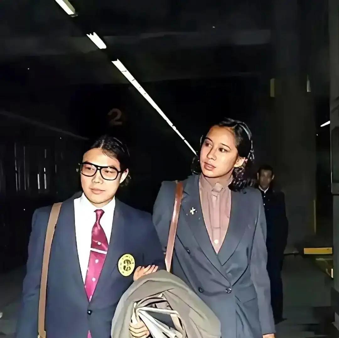 前妻现任同桌吃饭，豪门体面值几个亿？香港马会晚宴，霍震霆与罗康瑞隔着半张圆