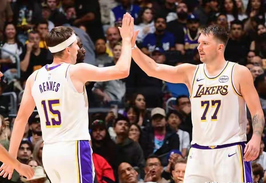 湖人输球的真相，藏在东契奇的第四节数据里：命中率38.7%，三分28.9%。你