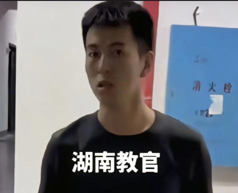 湘西摔死学生猫教官，被开除辞退了，不是学校的人，第三方公司的，类似于物业公司，接