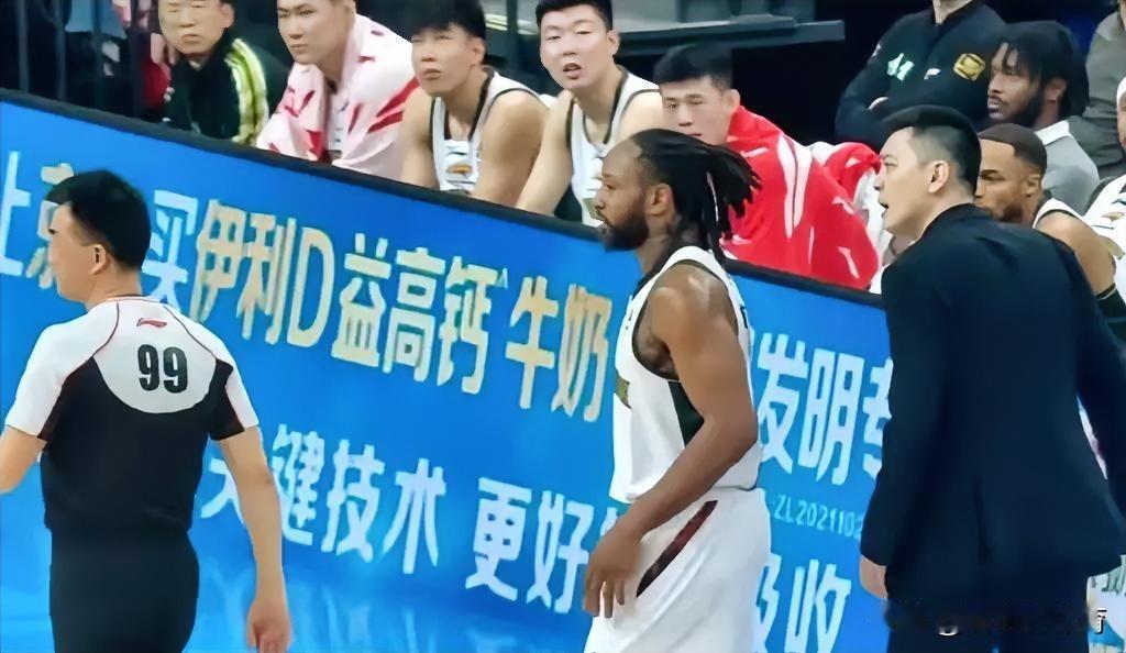 京辽大战的裁判饱受争议，苏群称看不懂，辽篮球迷愤怒至极，但北京球迷的发言才是一针