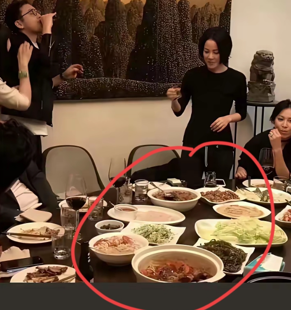 王菲和刘嘉玲还有她们的朋友聚餐看上去吃的和劳苦大众差不多啊！