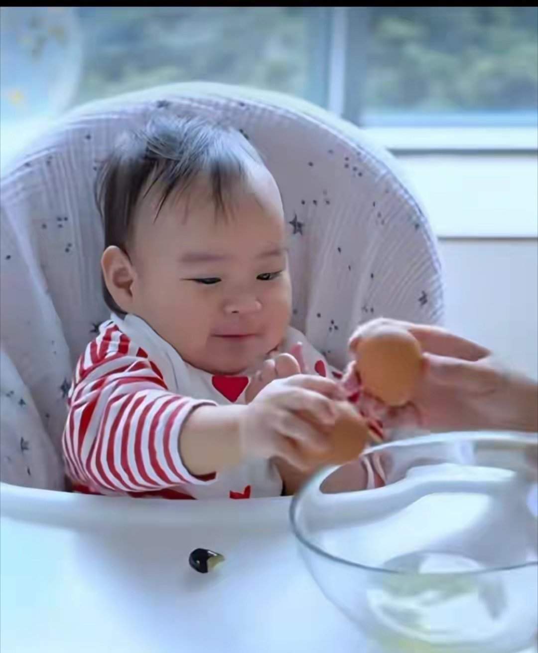 前TVB港姐朱慧敏为儿子庆祝1岁生日，一家人一起做蛋糕满满的幸福