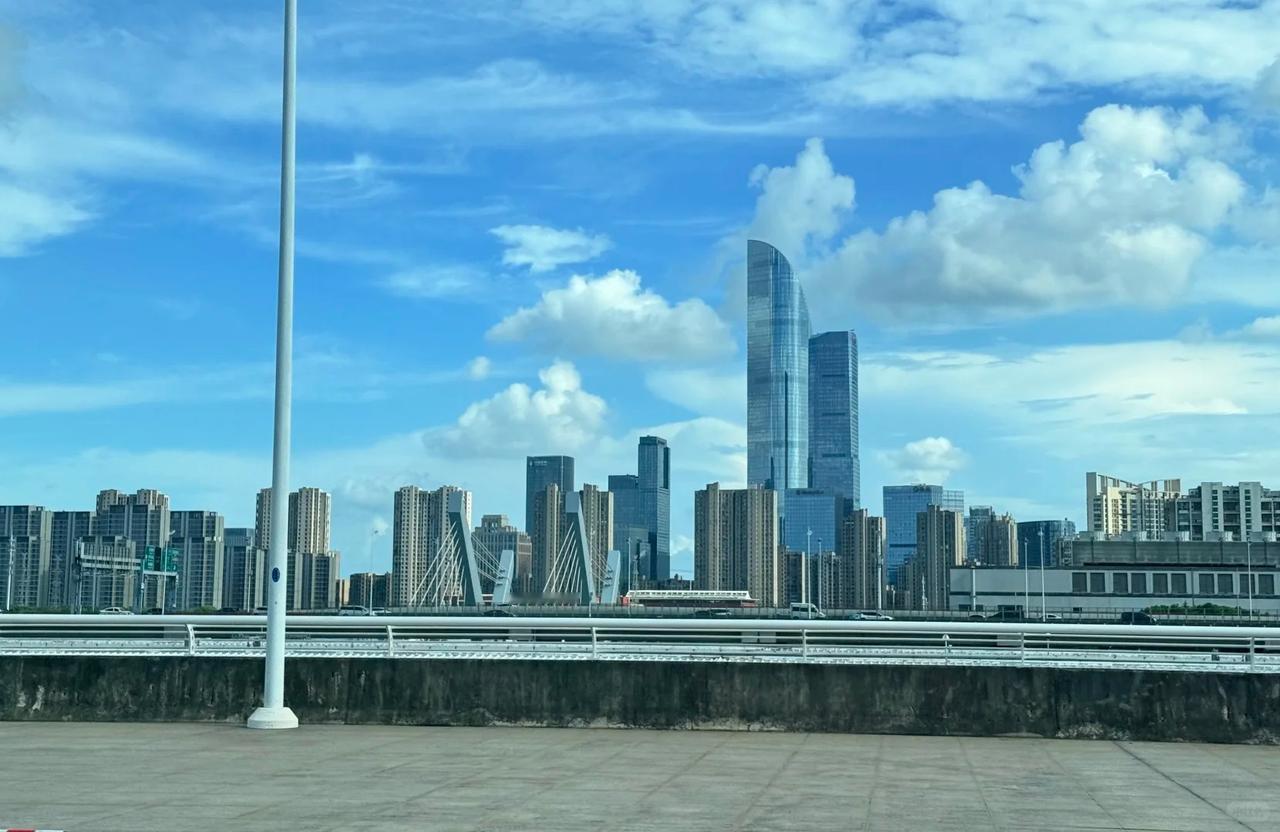 假设给苏州一个苏交所，一个国际机场，一个副省级级别，然后再谈苏州和深圳的发展比较