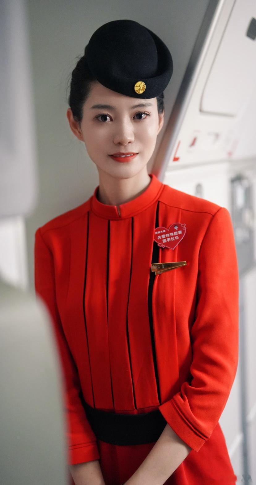 川航空姐的制服照，又美又飒。
