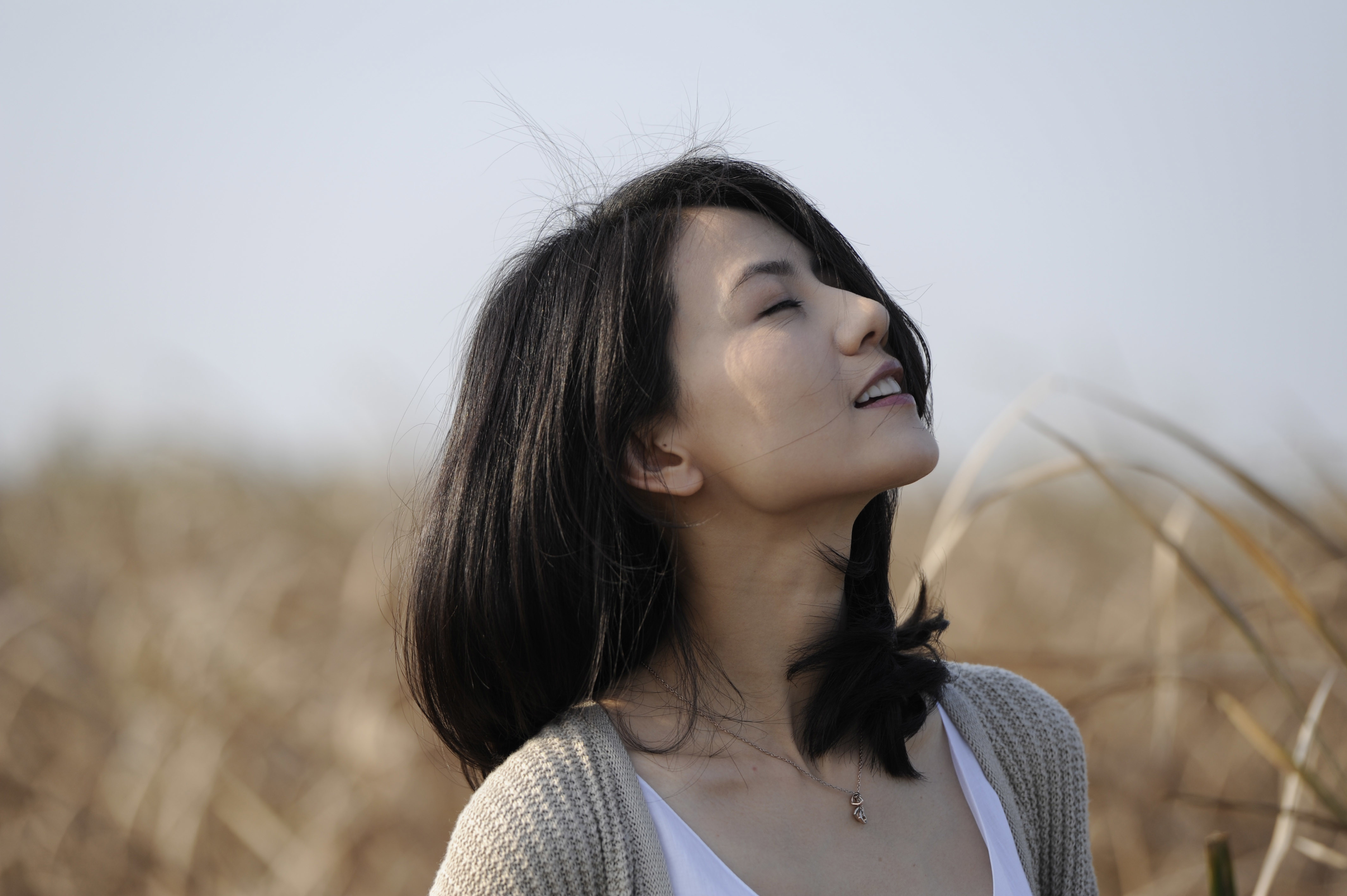 高圆圆大自然呐太自然了芦苇荡的风裹着暖阳拂过，白裙配针织开衫的温柔模样，与这