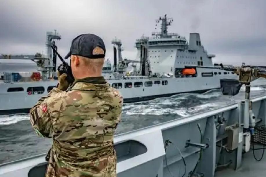 12月12日，英国《每日电讯报》报道:“英国皇家海军周二宣布缩减印太及中东海外训