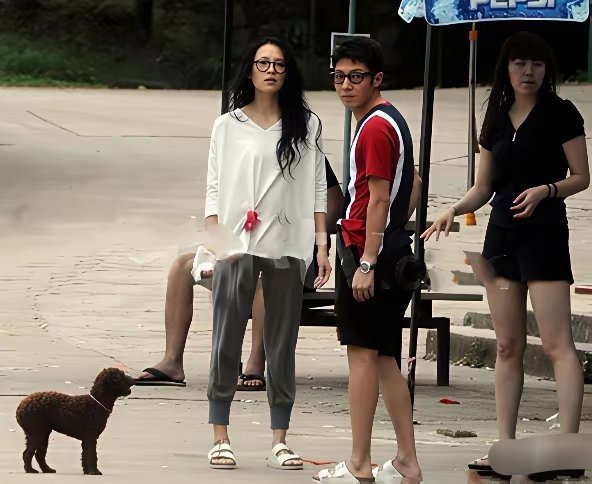 当年处于热恋期的章子怡和撒贝宁被娱乐记者偷拍的街头画面，章子怡手捧一根嫩玉米在啃