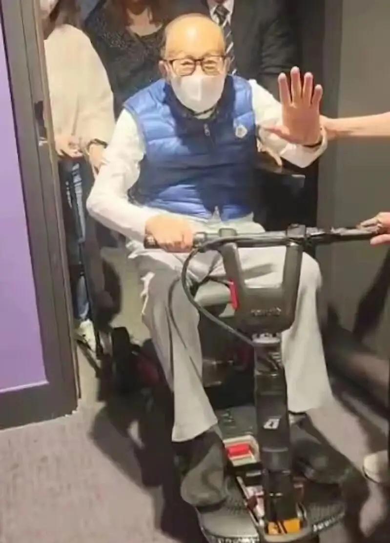 香港精英阶层非常拉胯，错过互联网时代之后的所有风口，搞什么最后都搞成炒地皮。以李