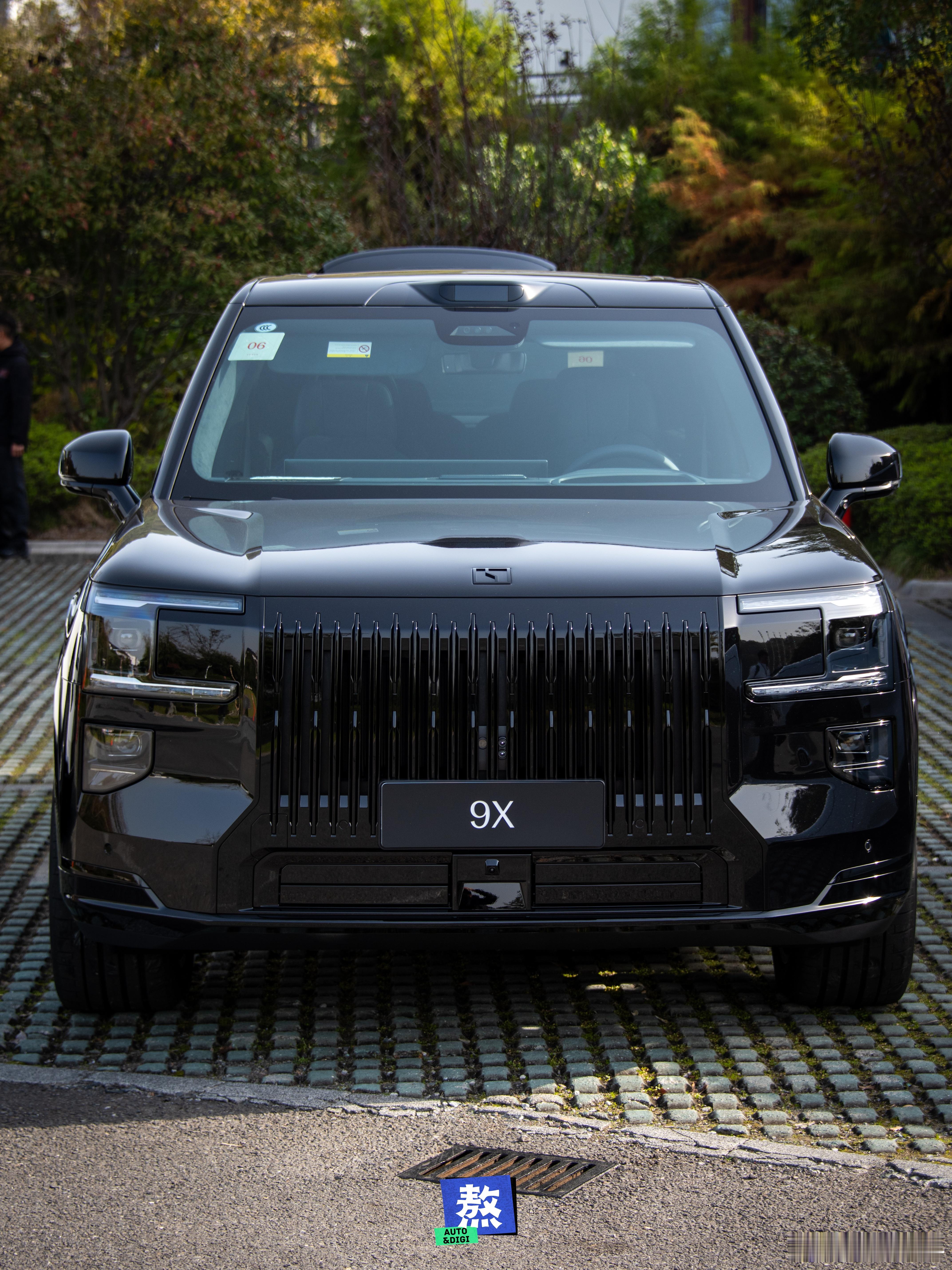 这次极氪9X/9XHyper试驾活动提供了四款外观色的试驾车，唯独缺暗夜紫。曜