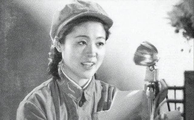 1979年，我国女翻译刘禄到美国访问，一美国男人不知为一直盯着她，几分钟后，男人