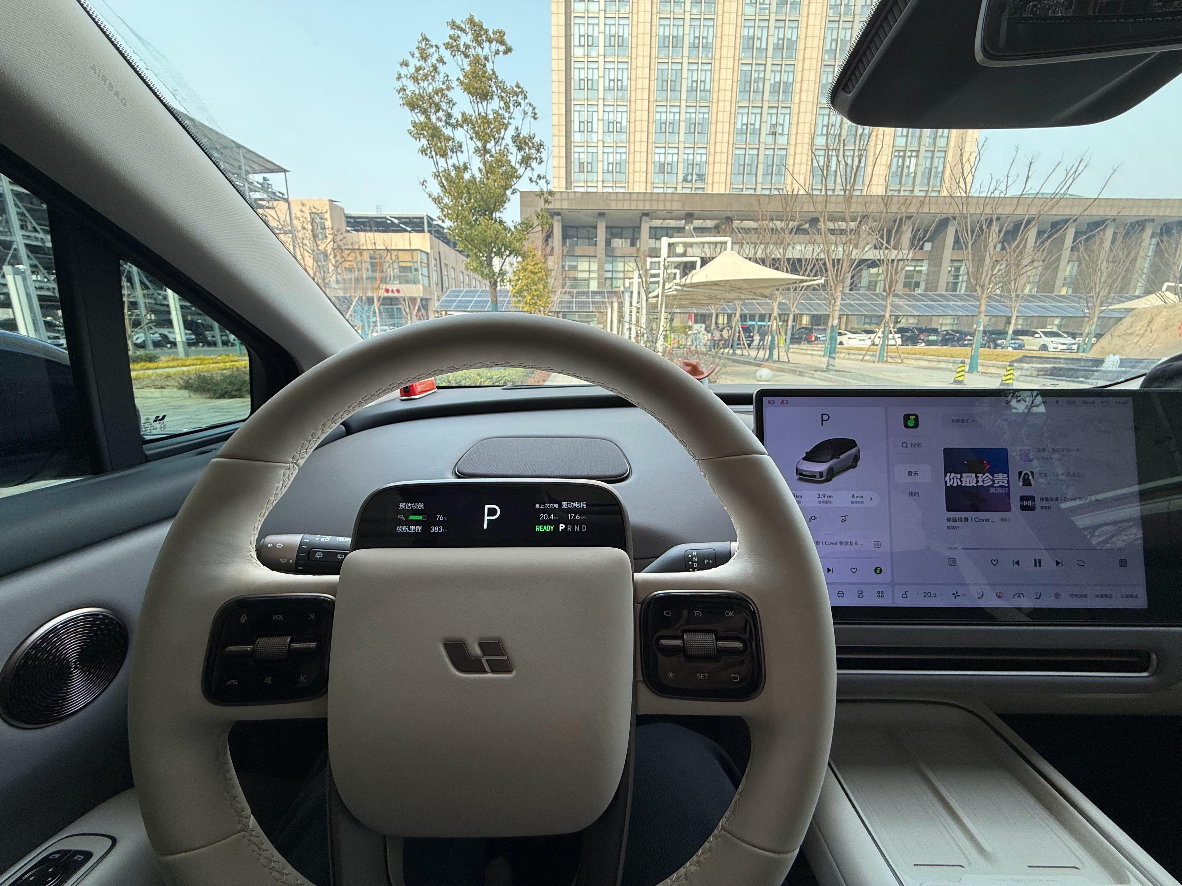 终于又混上理想i8车开了…现在慢慢的慢慢的不想开车了，想坐着…