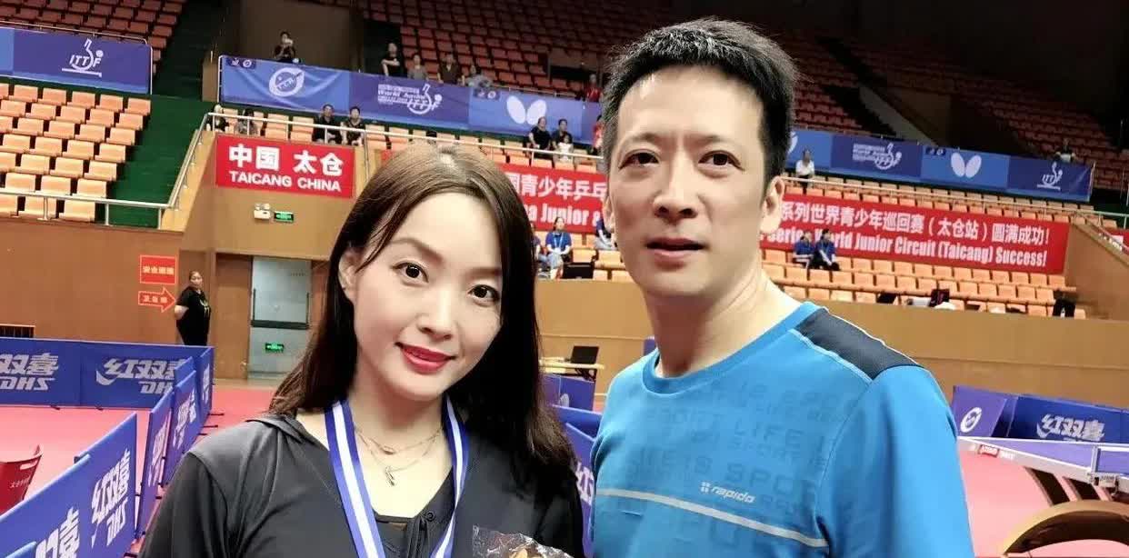 石洵瑶的爸爸妈妈，这么年轻啊。可以肯定地说，石洵瑶巧妙地避开了父母的高颜值，好在