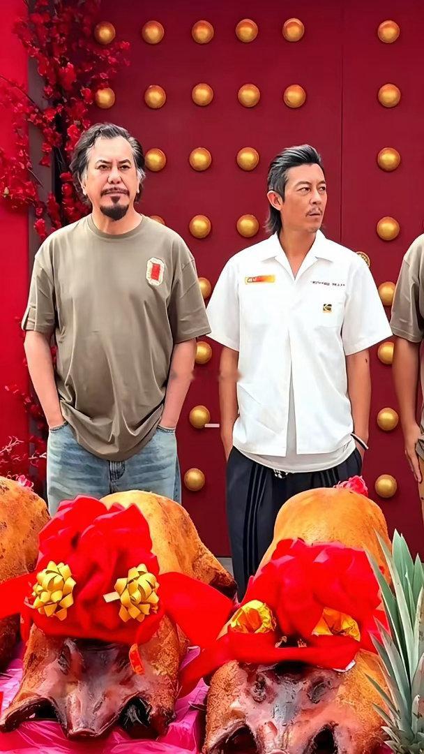 真的是“物以类聚，人以群分。”当年放话说要无限期退圈的陈冠希，最近居然拽着干爹黄秋生，跑到马来西亚槟
