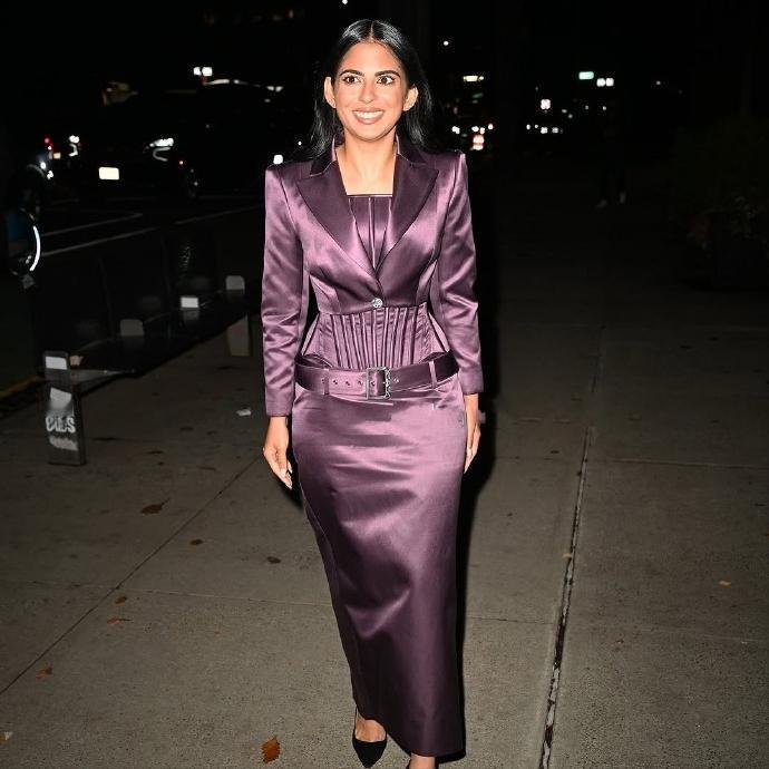 印度首富之女参加时尚基金晚宴！11月15日，国外媒体晒出印度首富之女参加一个时