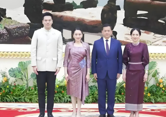 泰柬激烈交火，柬埔寨首相紧急求助。泰国的F-16战机摧毁了柬埔寨的两个军事基