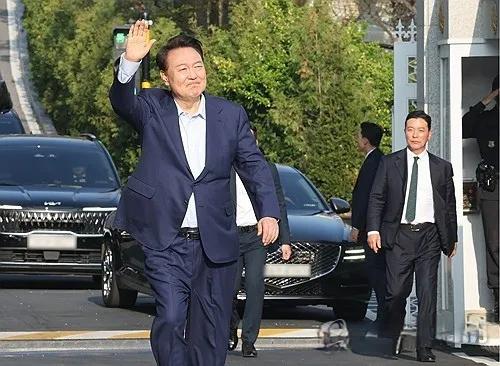 尹锡悦似乎藏不住了？公开力挺金文洙。以生死攸关定义本次大选。我虽深陷弹劾的