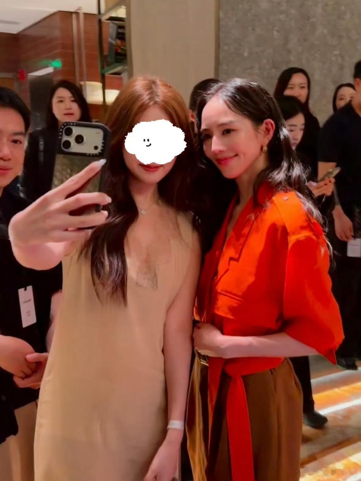 这下是真不认识张钧甯了网友这美颜开得也太狠了，合照直接把张钧甯P成蛇精脸，尖下巴