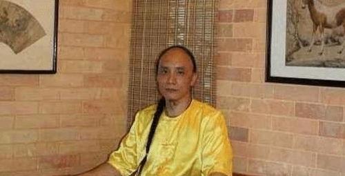 “把故宫还给我家”！2005年，多尔衮10世孙在火车站大闹，要求国家归还故宫。