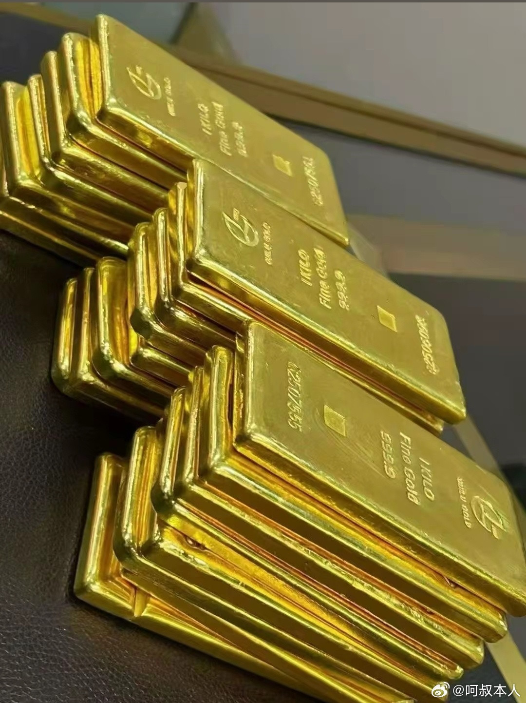 今天黄金白银直接砸盘，刚才又回拉了点，但整体还是绿的。伦敦金现最高都破-2.5%