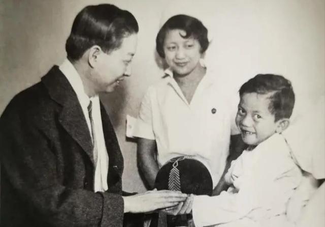 1955年，64岁胡适访美，35岁张爱玲得知后，专程去拜访。见面时，胡适笑眯眯：