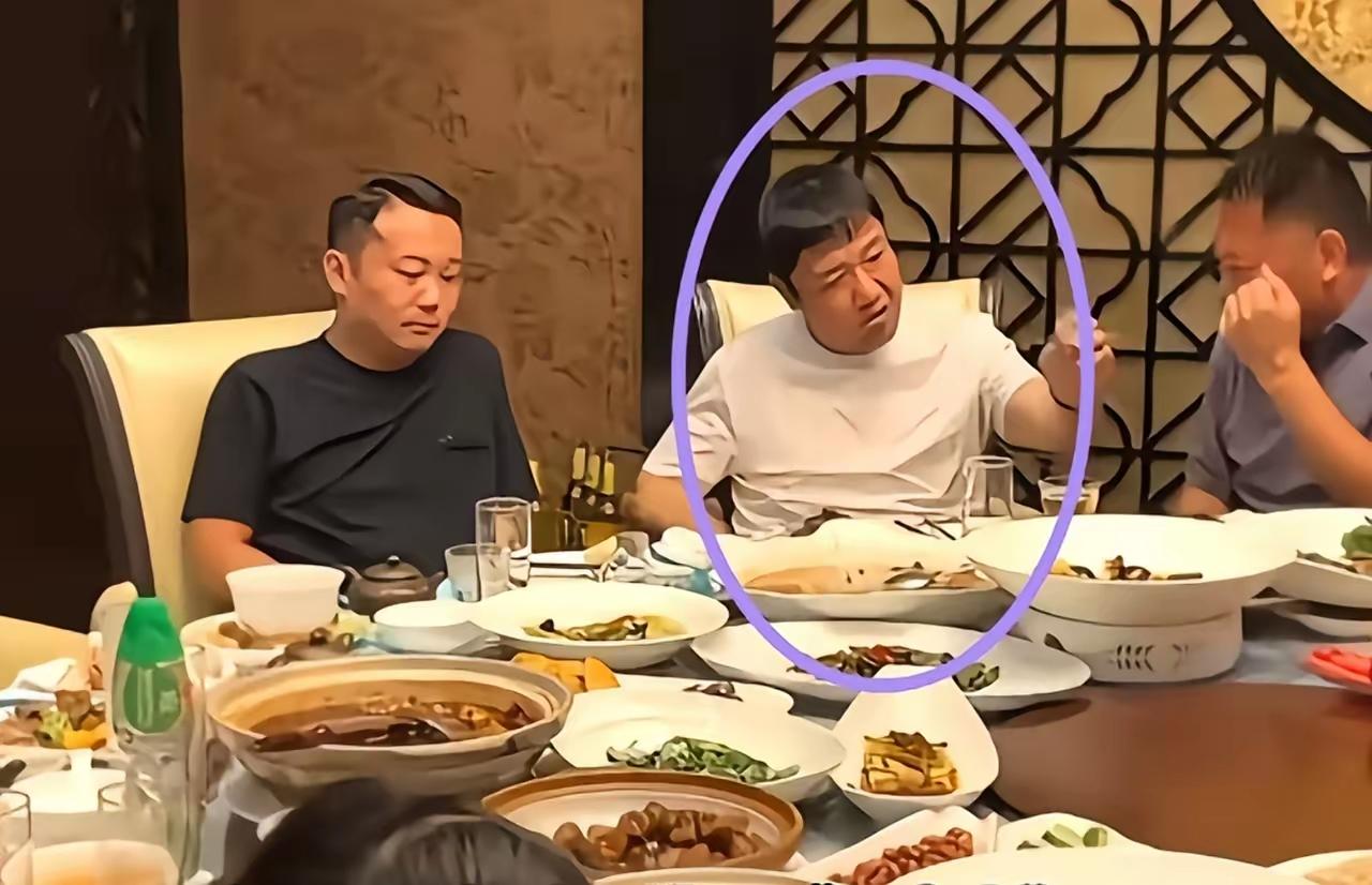 看到贾冰被朋友偷拍后续，想流泪……贾冰和朋聚会，像卸下职场一切的我们，不刻意