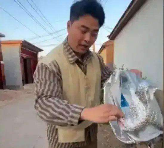 榴莲压根儿没发霉，张嘴就要“仅退款”，还把人家客服骂哭了，这操作简直绝了。事