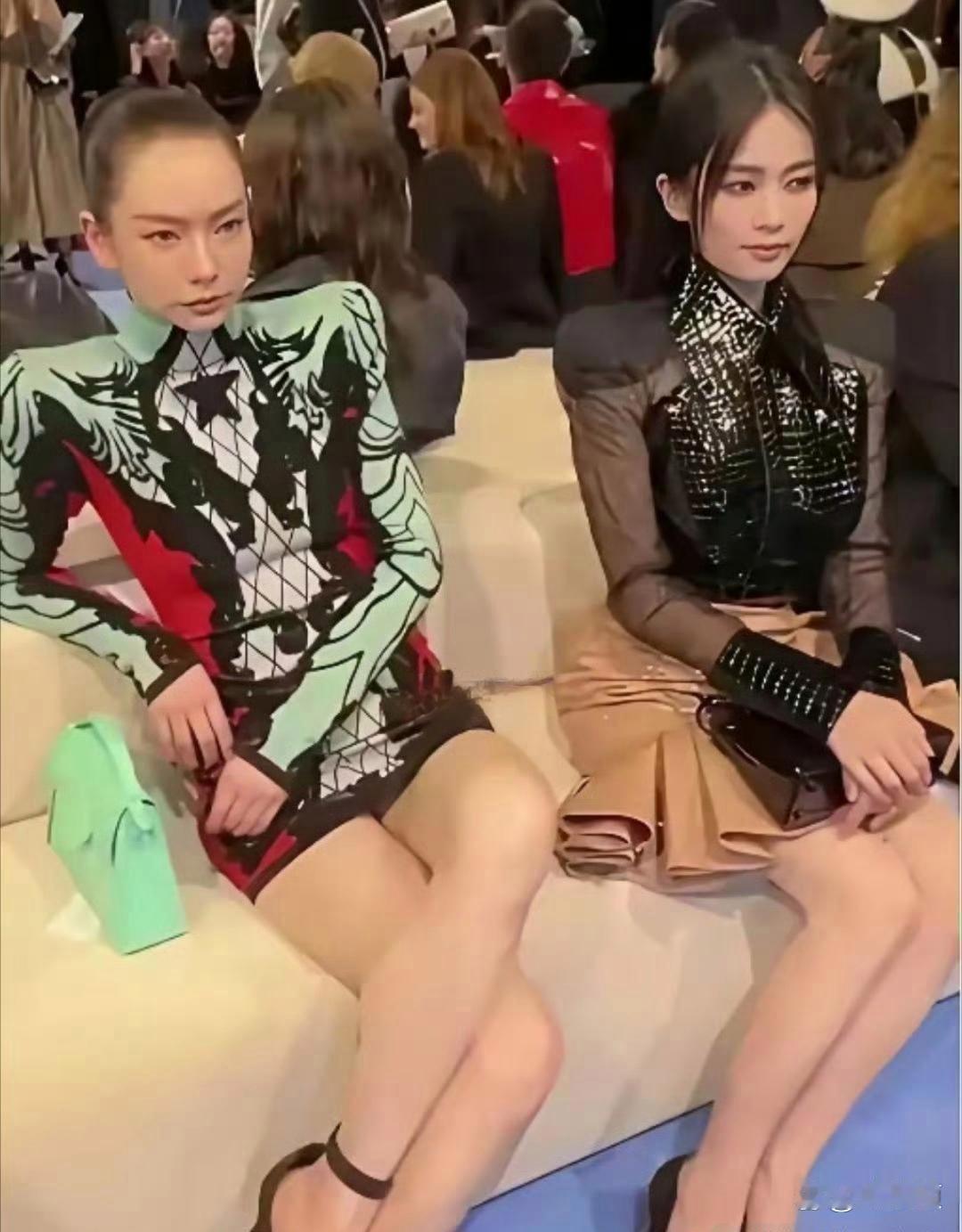 戚薇⁠这件礼服真的非穿不可﻿‏吗？白鹿估计‏在强忍‎笑意，连正眼都不敢瞧她一下。