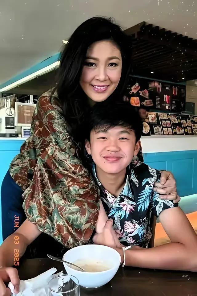 英拉的魅力瞬间：美丽的妈妈，陪你慢慢长大。儿子长大了，妈妈也变老了，但魅力依然在