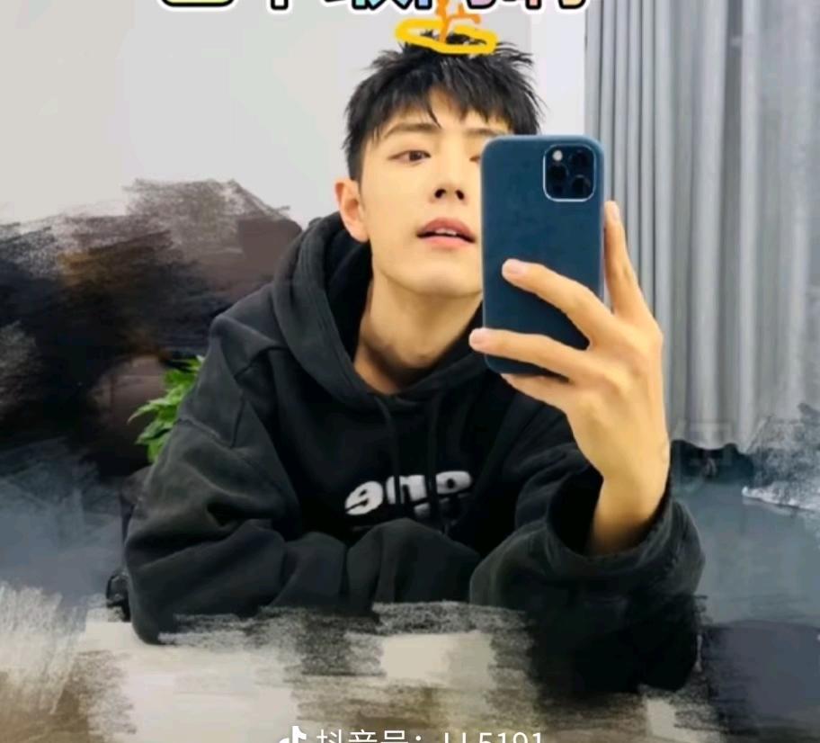 肖战好像，在故意浪费他的“顶流”。别的流量，趁热打铁，一年三部戏。他偏不，一