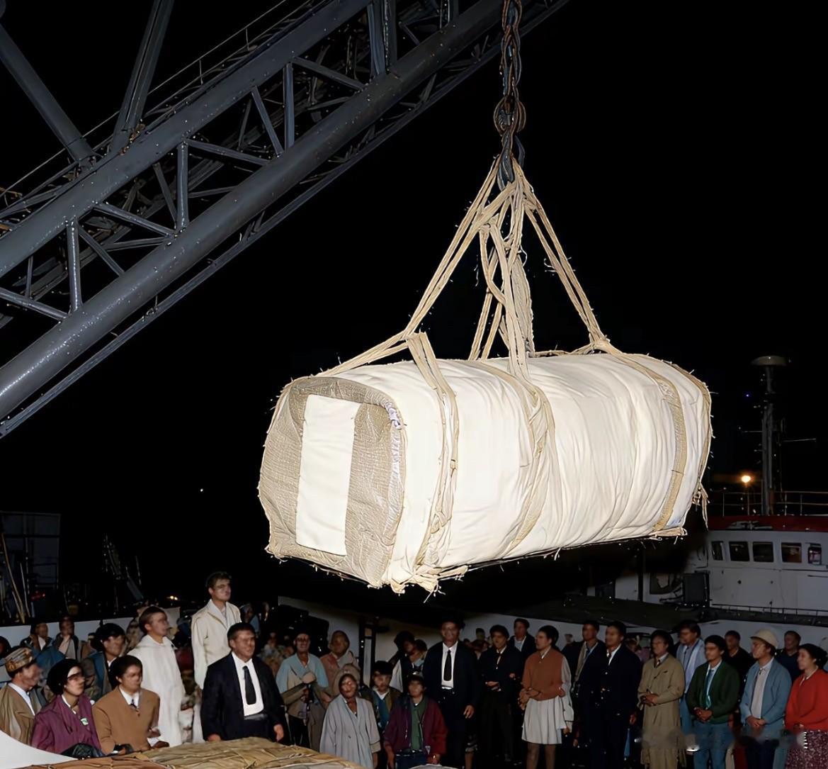 1952年10月25日，杜月笙在死亡一年多后，其灵柩搭乘“盛京轮”从香港启运，抵