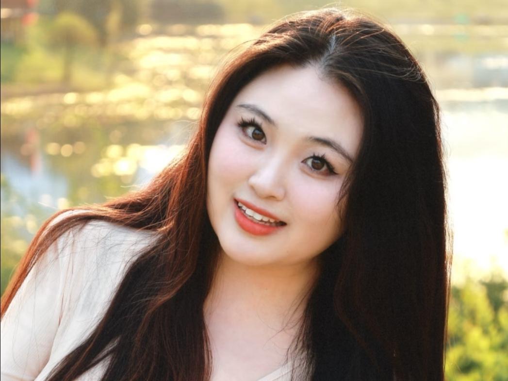 秋阳里的温柔帧秋阳把金箔揉碎了撒向湖面涟漪接住细碎的光，晃悠着城市的轮廓