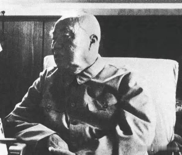 1973年12月21日，毛泽东召开中央军委会议，朱德应邀参加。朱德刚一走进会议室